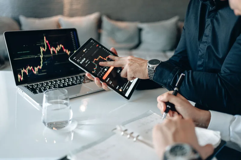 How to Choose the Best Online Brokerage Account in 2026 - financial planning concept