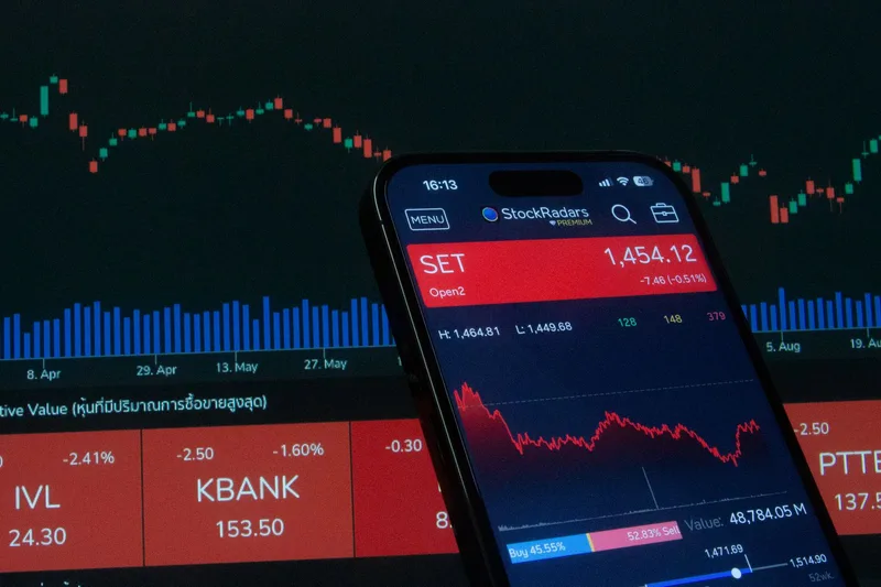 Index Funds vs ETFs: Which Is Better for American Investors? - financial planning concept