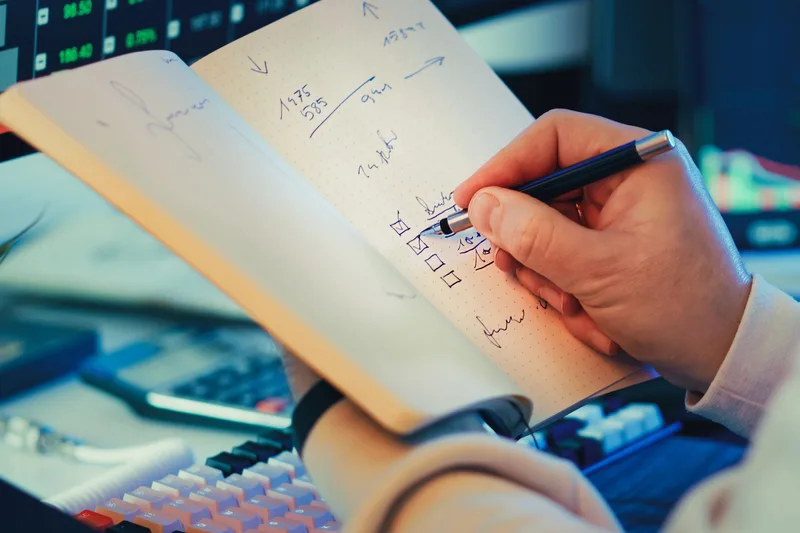How to Set SMART Financial Goals and Actually Achieve Them - financial planning concept