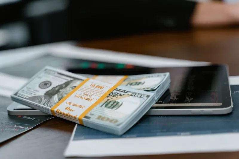 Traditional IRA vs Roth IRA: Which Is Better for Your Retirement? - financial planning concept