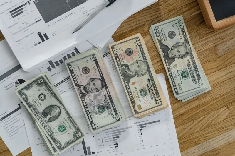Traditional IRA vs Roth IRA: Which Is Better for Your Retirement? - financial planning concept